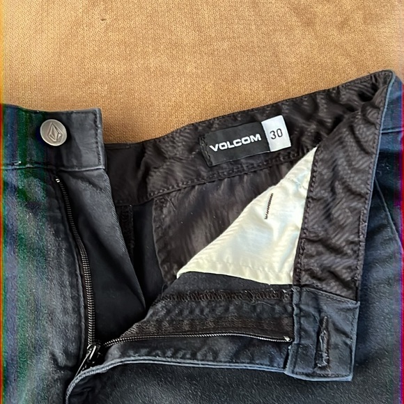 Volcom shorts - Picture 2 of 4